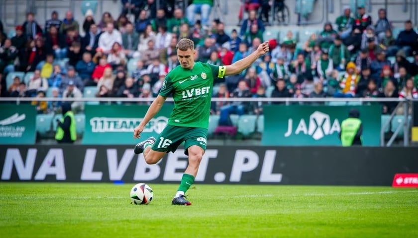 Peter Pokorny kopie piłkę podczas ostatniego domowego meczu Śląska Wrocław - z Cracovią 6 października