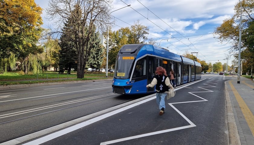Pasażerowie komunikacji miejskiej już korzystają z nowych przystanków wiedeńskich przy Grabiszyńskiej