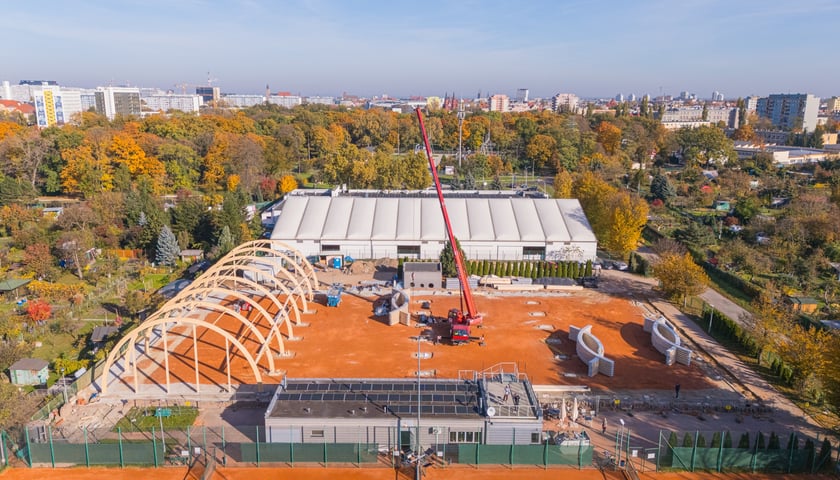 Tereny sportowe przy ul. Spiskiej z widoczną na zdjęciu konstrukcją pierwszej krytej hali tenisowej. 