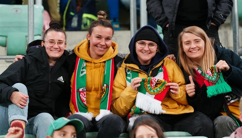Cztery uśmiechnięte kobiety z szalikami WKS, mecz Śląsk Wrocław - Stal Mielec