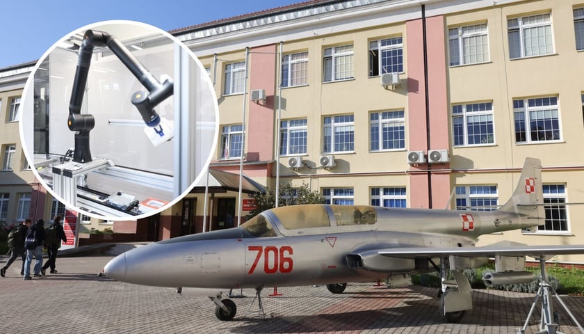 W tle: Lotnicze Zakłady Naukowe, w kółku: robot