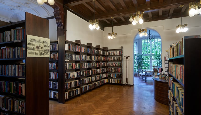 Biblioteka przy Jesiennej (Krzyki-Partynice) jesienią 2023 roku
