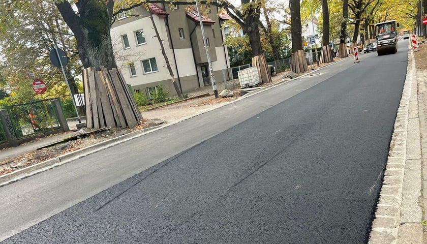 Ulica Olszewskiego - zdjęcie wykonane w trakcie remontu, układania masy bitumicznej 