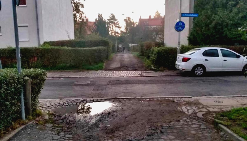 Stan nawierzchni alejki Olgi Boznańskiej przy skrzyżowaniu z Kotsisa
