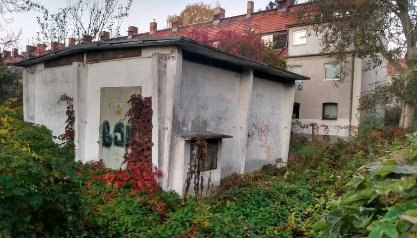 Nieużywana trafostacja. Tu mogłyby stanąć po remoncie śmietniki.