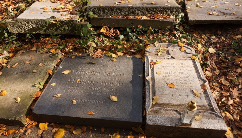 Stele odkryte na gruzowisko na cmentarzu przy ul. Krzyckiej na Krzykach