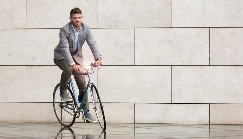 Oficer rowerowy Wrocławia w latach 2007–22 Daniel Chojnacki (na zdjęciu na rowerze) zginął w Alpach w listopadzie 2023 r.