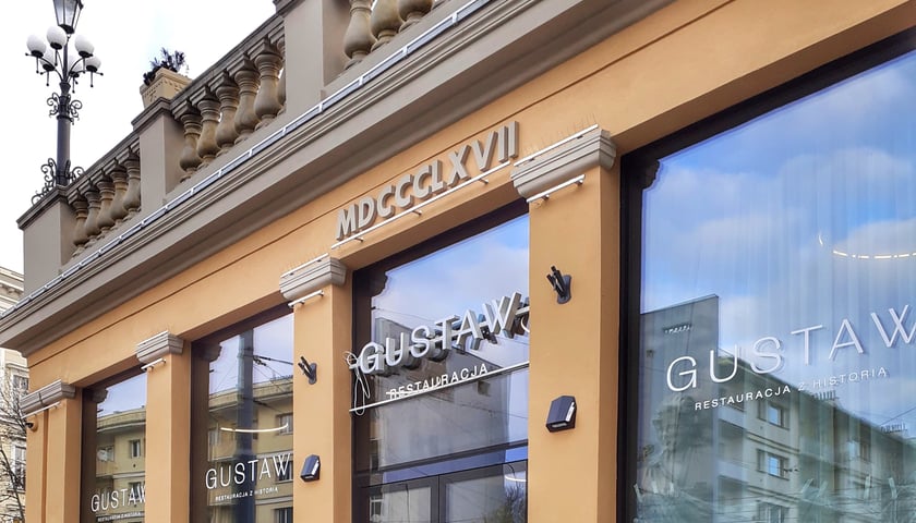 Zbliżenie na datę wypisaną cyframi rzymskimi na pawilonie perystylowym (Bastion Sakwowy)