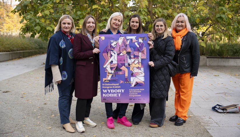 Organizatorki kongresu kobiet z plakatem wydarzenia