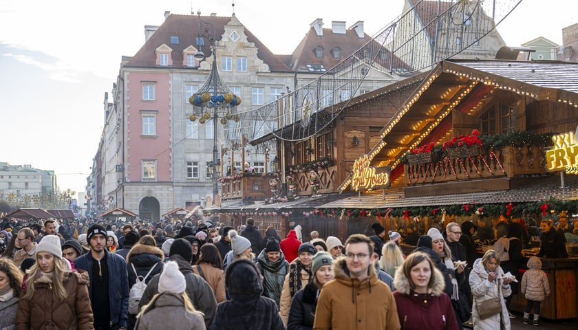 Jarmark Bożonarodzeniowy we Wrocławiu przyciąga każdego roku wielu turystów. Warto więc wcześniej pomyśleć o rezerwacji noclegu w stolicy Dolnego Śląska.