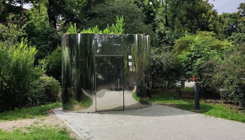Wrocławskie toalety publiczne znajdziemy w wielu miejscach. Część z nich zlokalizowana jest także na terenie parków i zieleńców.