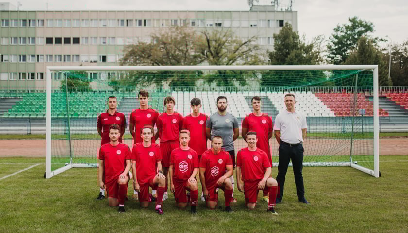 Na zdjęciu 11 zawodników drużyny MKS Parasol i trener - stoją w bramce na swoim boisku