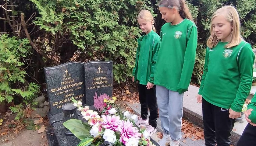 Trzy nastoletnie piłkarki Śląska nad grobami zasłużonych