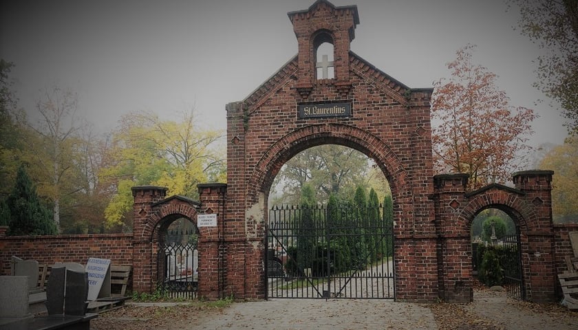 Ceglana brama główna z napisem „St. Laurentius”, cmentarz przy Bujwida, rok 2017