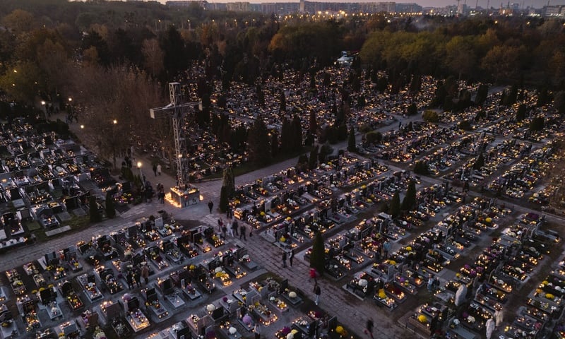 Cmentarz przy Bardziej, widok z góry, 1 listopada 2024