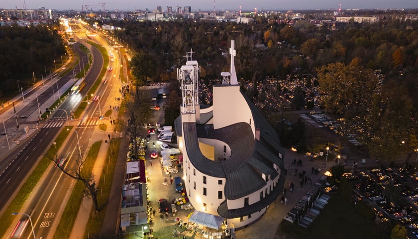 Wieczorne zdjęcie ul. Bardzkiej, samochody, cmentarz, kościół