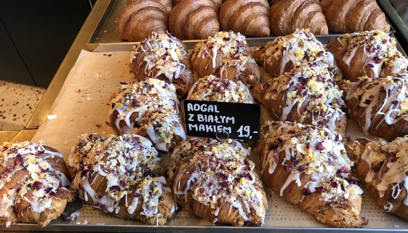 Na zdjęciu rogale z białym makiem z Poko Bakery we Wrocławiu.
