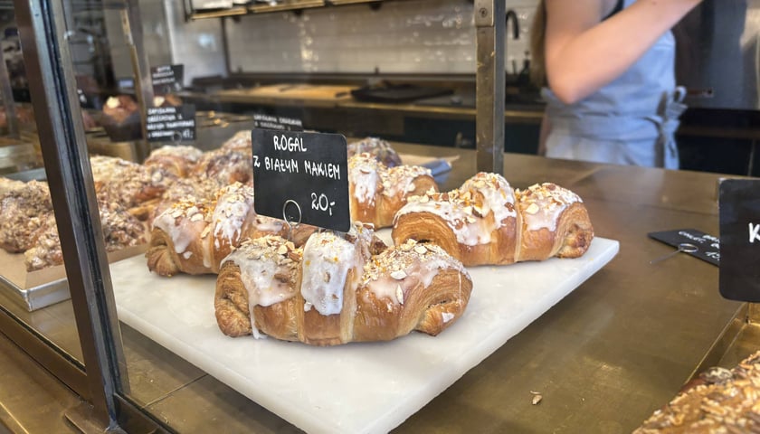 Na zdjęciu rogale z białym makiem z Poko Bakery we Wrocławiu.
