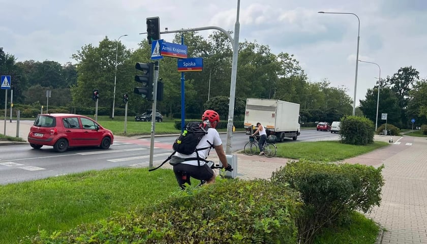 Rowerzysta jadący wzdłuż Armii Krajowej, przy skrzyżowaniu ze Spiską