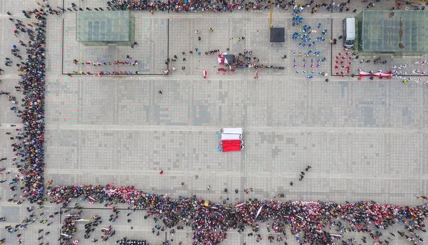 Na zdjęciu Radosna Parada Niepodległości w 2023 roku - widok z drona na paradę na pl. Wolności 