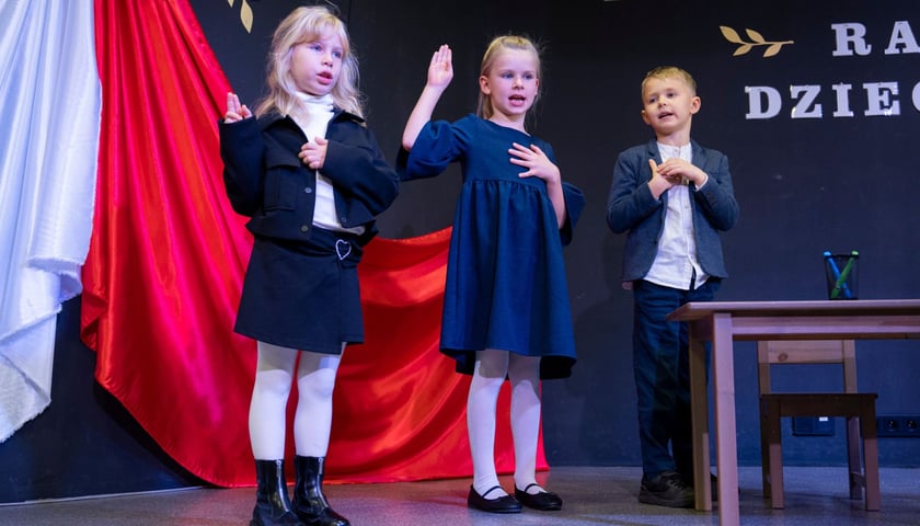 Ola, Zosia i Leon podczas ślubowania