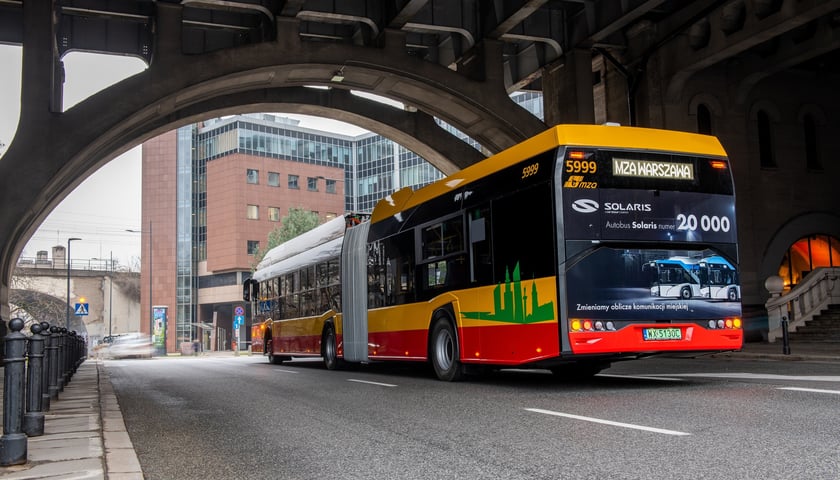 <p>Elektryczny Solaris w barwach warszawskich Miejskich Zakład&oacute;w Autobusowych&nbsp;</p>