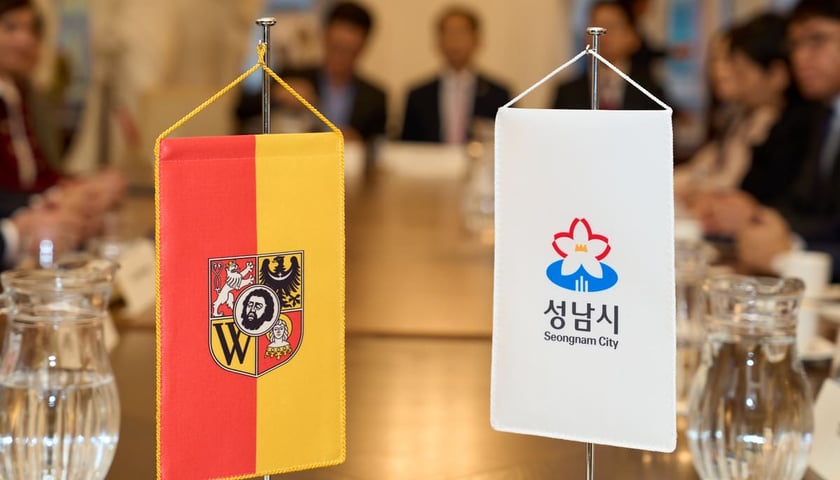 Proporczyki dwóch miast: Wrocławia i Seongnam.