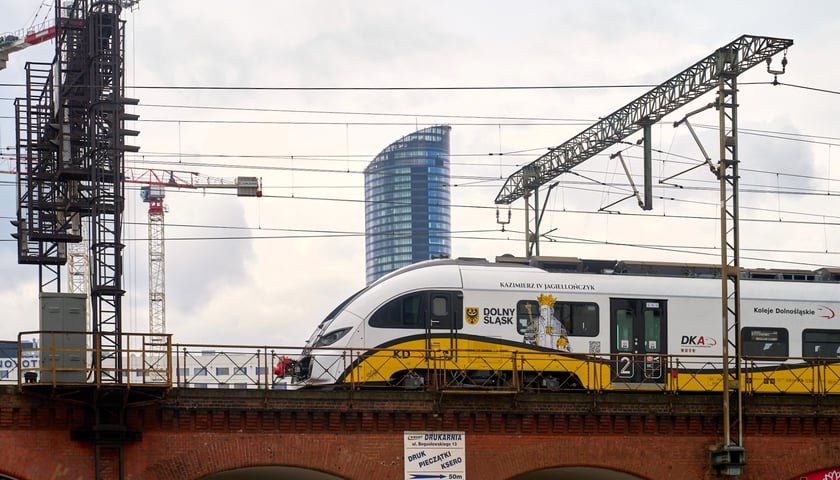 Pociąg Kolei Dolnośląskich na wiadukcie nad Bogusławskiego we Wrocławiu 