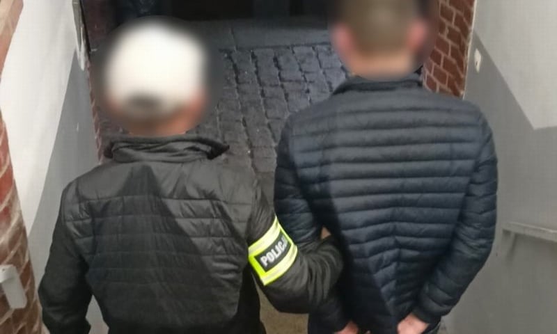 35-letni mężczyzna usłyszał zarzuty oszustwa, a sąd zdecydował o zastosowaniu tymczasowego aresztu na okres 3 miesięcy. Za popełnione czyny grozi mu kara nawet do 8 lat pozbawienia wolności. Na zdjęciu mężczyzna prowadzony przez policjanta- zdjęcia operacyjne