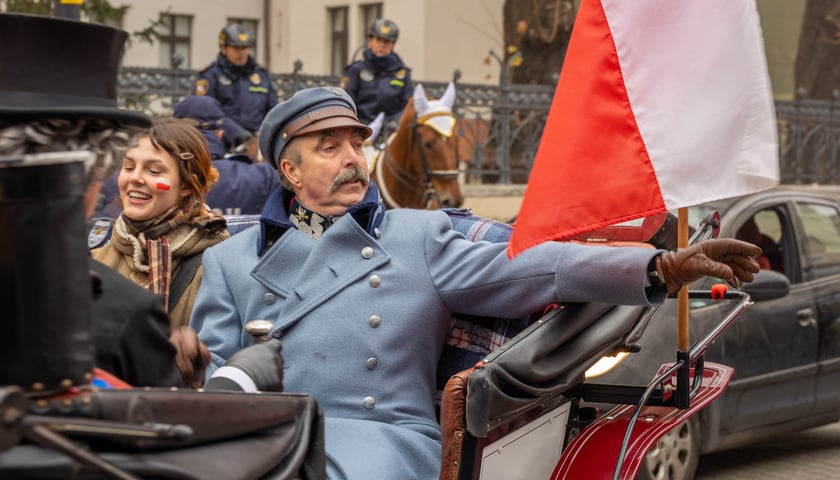Radosna Parada Niepodległości. Wrocław, 11.11.2024. Na zdjęciu mężczyzna przebrany za Józefa Piłsudskiego