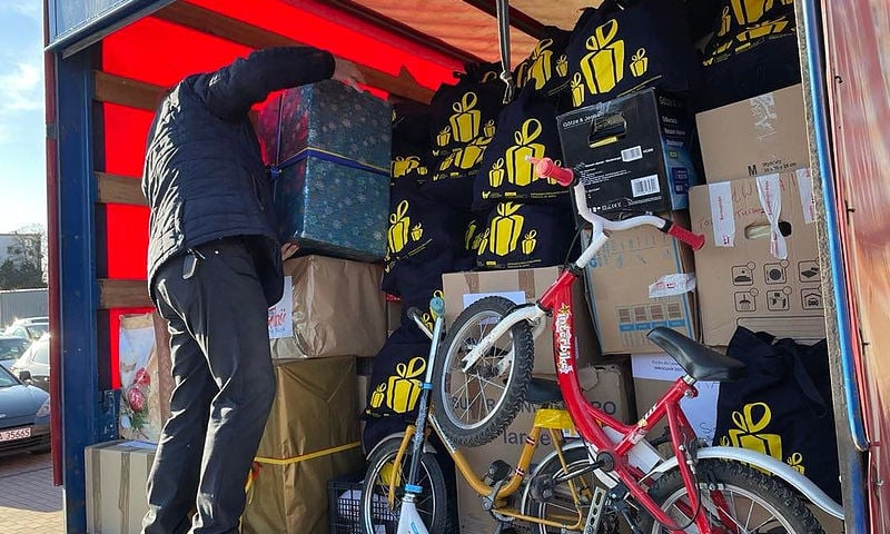 Paczki tradycyjnie pakowała młodzież z VIII LO im. Bolesława Krzywoustego,