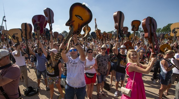 Jak zwykle podczas Gitarowego Rekordu Świata, wrocławianie na imprezie dopisali. Na Pergolę przyszły całe rodziny z dziećmi,