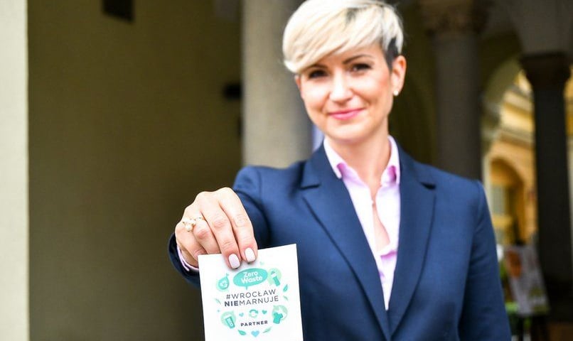 Katarzyna Szymczak-Pomianowska, dyrektor Departamentu Zrównoważonego Rozwoju, prezentuje specjalne naklejki kampanii, które otrzymają partnerzy akcji,