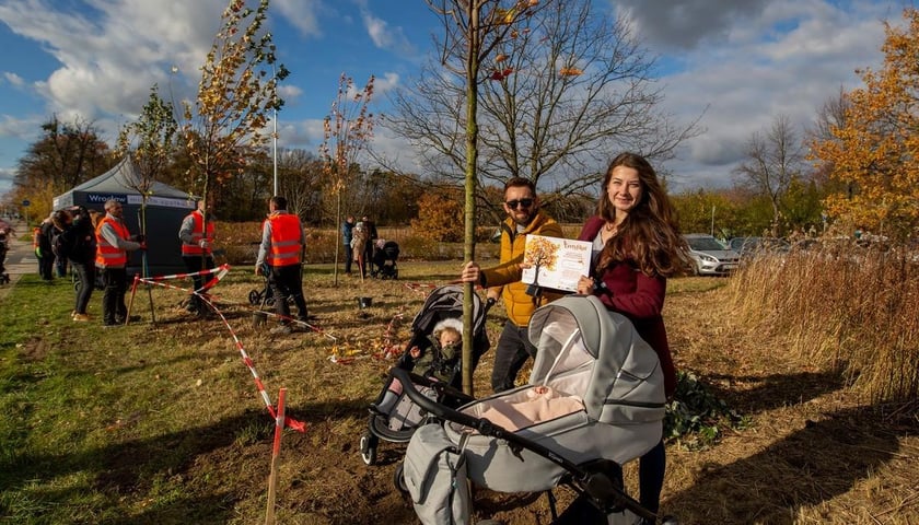 Kajetan i Agnieszka Kąs posadzili drzewo dla swojej drugiej córki Julci,