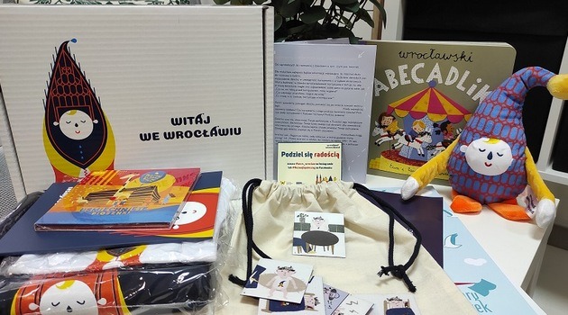 Elementarz ma bardzo atrakcyjną formę graficzną i został zaprojektowany tak, by poprzez zabawę edukować zarówno dzieci, jak i rodziców,