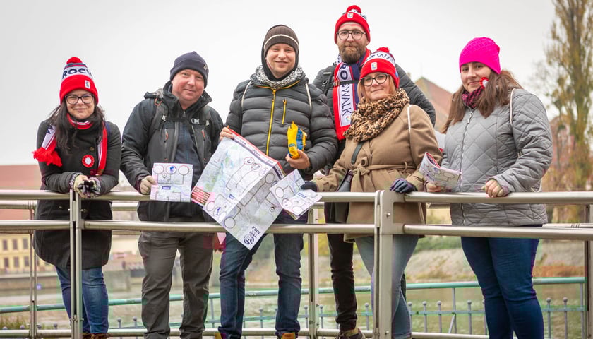 WrocWalk 2024. Wrocław, 11.11.2024. Na zdjęciu szóstka wrocławian opartych o barierkę na Wyspie Słodowej.