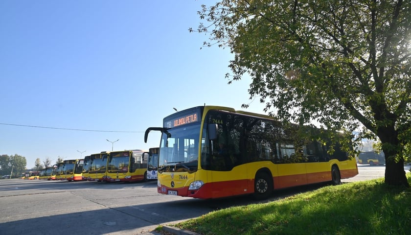 Zdjęcie ilustracyjne: autobus MPK Wrocław na zajezdni Obornicka 