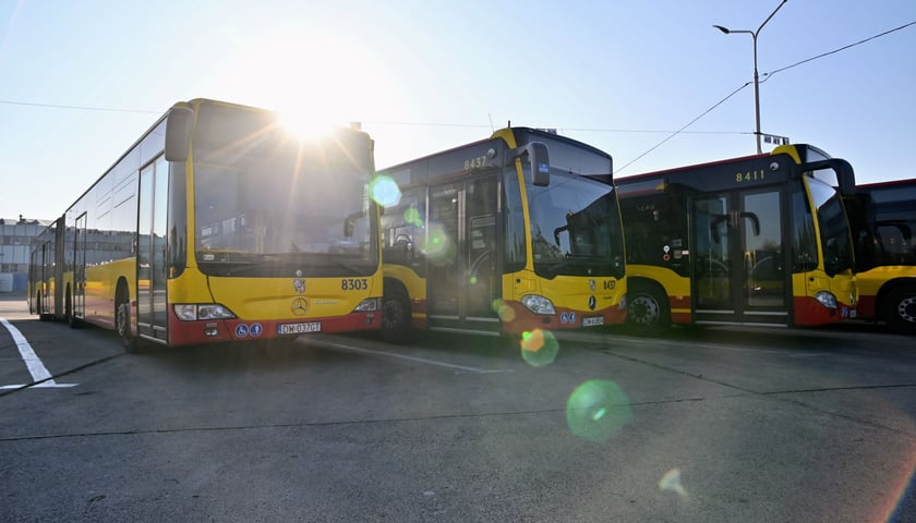 Zdjęcie ilustracyjne - autobusy MPK na zajezdni Obornicka 