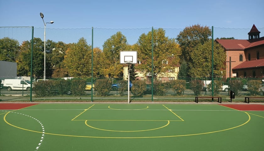 Boisko SP 91 na Bartoszowicach po remoncie