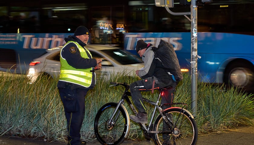Strażnicy miejscy rozdają lampki rowerowe