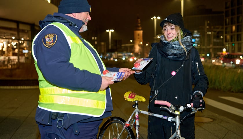 Strażnicy miejscy rozdają lampki rowerowe. Wrocław, 12.11.2024 
