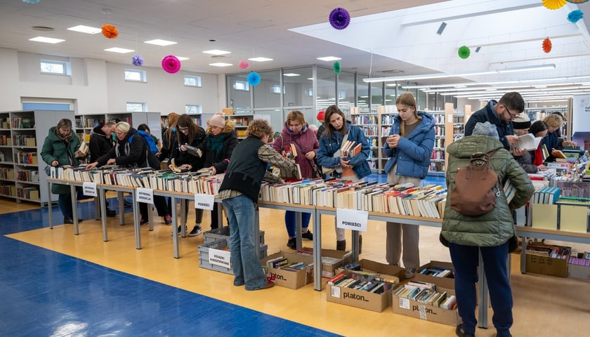 W ostatni weekend w bibliotece na Nowym Dworze zorganizowano akcję charytatywną - kiermasz książek, której celem było wsparcie odbudowy zniszczonego na skutek tegorocznej powodzi Centrum Kulturalno-Bibliotecznego w Żelaźnie na Dolnym Śląsku. Na zdjęciu wrocławianie, którzy kupowali książki wspierając pomoc dla powodzian 