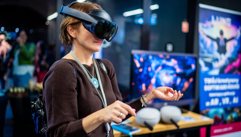 Konferencja SPIN w Hydropolis. Wrocław, 13.11.2024. Na zdjęciu kobieta w goglach VR