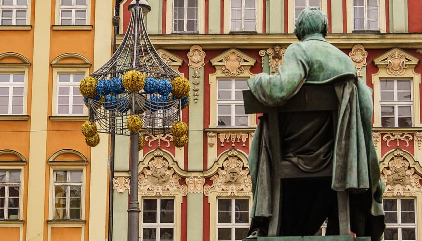 Trwa montaż pierwszych świątecznych dekoracji. Wrocław, Rynek, 13.11.2024