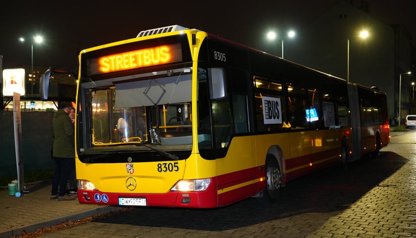 Streetbus, zdjęcie zrobione po zmroku - widać na nim autobus