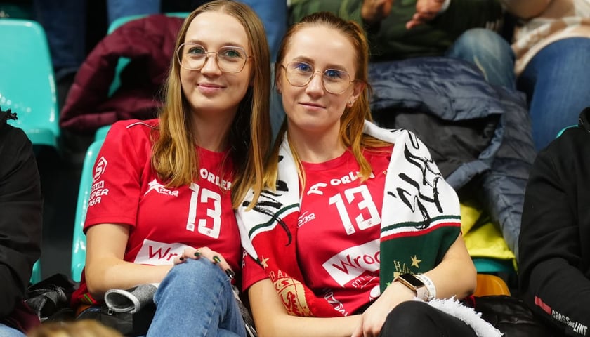 Kobiety dopingujące szczypiornistów w hali Orbita podczas meczu Śląska z Ostrovią (13 listopada)