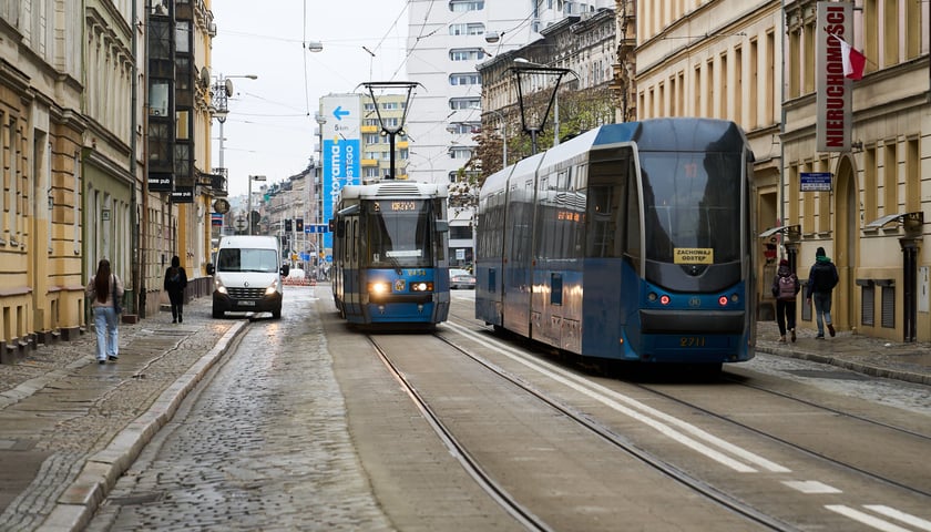 <p>Ulica Szczytnicka we Wrocławiu. Mijające się tramwaje.</p>