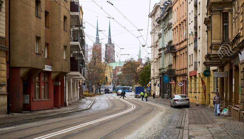 <p>Ulica Szczytnicka we Wrocławiu. Widok w stronę Ostrowa Tumskiego.</p>