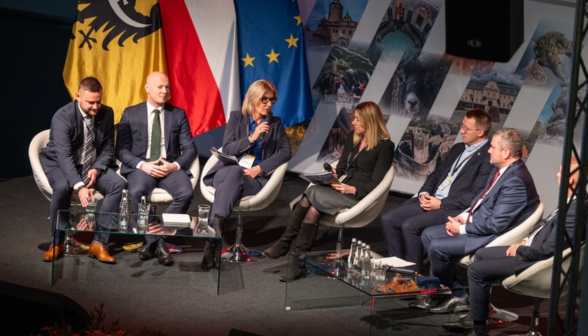 Paneliści podczas XI Dolnośląskiego Kongresu Samorządowego, który w tym roku odbył się pod hasłem Nowe Wyzwania – Dolny Śląsk infrastrukturalnym sercem Polski