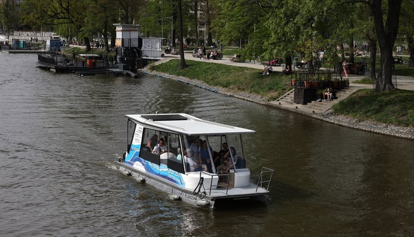 Po Wrocławiu popływamy statkami pasażerskimi, łódkami lub tramwajami wodnymi.